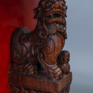 Une plaque en porcelaine de Chine qianjiang cai montée dans une table en bois, 19/20ème — photo 10