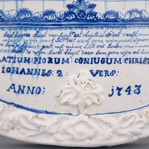 Une plaque exceptionelle en faïence d'Amsterdam au décor "Noces de Cana", ca. 1743 — photo 4