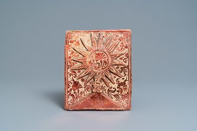 Une plaque hispano-mauresque en céramique aux émaux à lustre métallique, Manises, Espagne, 17/18ème