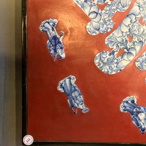Une plaque laquée rouge incrustée de porcelaine de Chine en bleu et blanc, 19/20ème — photo 11