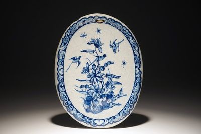 Une plaque ovale en faïence de Delft bleu et blanc à décor d'oiseaux parmi fleurs, 18ème