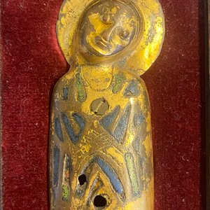 Une plaque représentant la Vierge en émaux champlevés et cuivre doré de Limoges, France, 13ème — photo 14