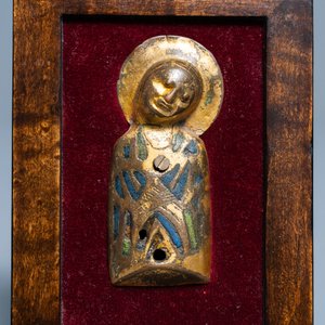 Une plaque représentant la Vierge en émaux champlevés et cuivre doré de Limoges, France, 13ème — photo 3