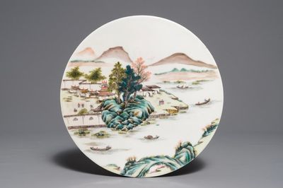Une plaque ronde en porcelaine de Chine famille rose à décor d'un paysage, 19/20ème