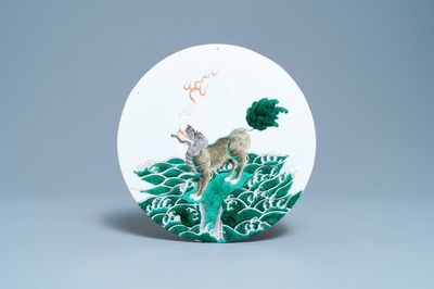 Une plaque ronde en porcelaine de Chine famille verte à décor d'un qilin, 19ème