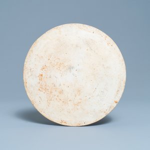 Une plaque ronde en porcelaine de Chine famille verte à décor d'un qilin, 19ème — photo 2