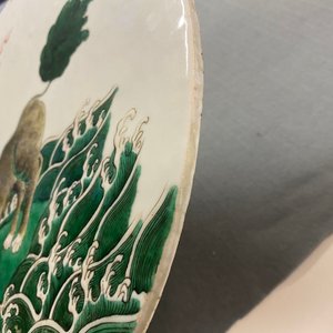 Une plaque ronde en porcelaine de Chine famille verte à décor d'un qilin, 19ème — photo 7