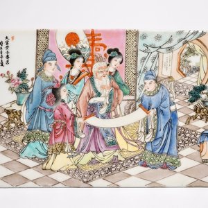 Une plaque signée en porcelaine de Chine famille rose, 20ème — photo 1