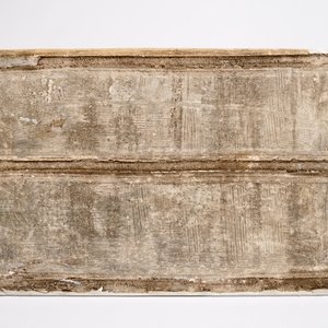 Une plaque signée en porcelaine de Chine famille rose, 20ème — photo 2