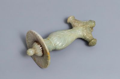 Une poignée en jade sculpté de style moghol, Inde, 19/20ème
