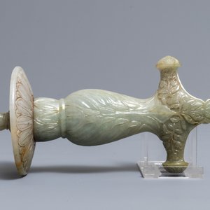 Une poignée en jade sculpté de style moghol, Inde, 19/20ème — photo 3
