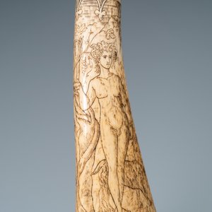 Une poire à poudre en bois de cerf gravé à décor mythologique, prob. Allemagne, 19ème — photo 12