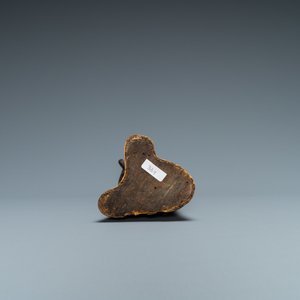 Une poire à poudre en bois de cerf gravé à décor mythologique, prob. Allemagne, 19ème — photo 9