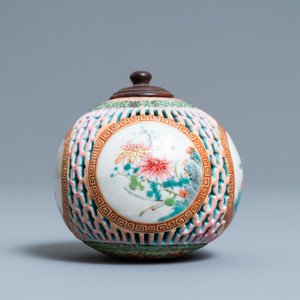 Une pomme de senteur ajourée en porcelaine de Chine famille rose, Yongzheng — photo 2