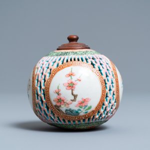 Une pomme de senteur ajourée en porcelaine de Chine famille rose, Yongzheng — photo 3