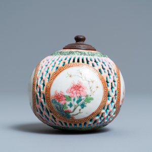 Une pomme de senteur ajourée en porcelaine de Chine famille rose, Yongzheng — photo 4