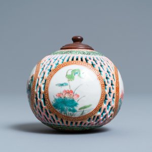 Une pomme de senteur ajourée en porcelaine de Chine famille rose, Yongzheng — photo 5