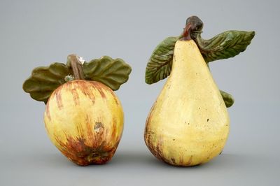 Une pomme et une poire en faïence polychrome de Delft, 18ème