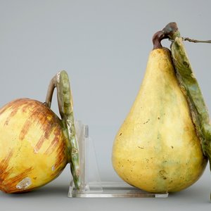 Une pomme et une poire en faïence polychrome de Delft, 18ème — photo 2