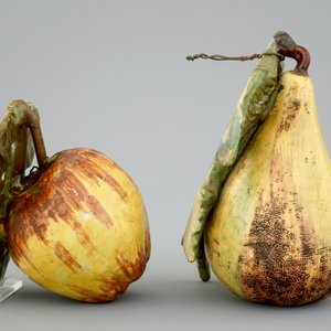 Une pomme et une poire en faïence polychrome de Delft, 18ème — photo 4