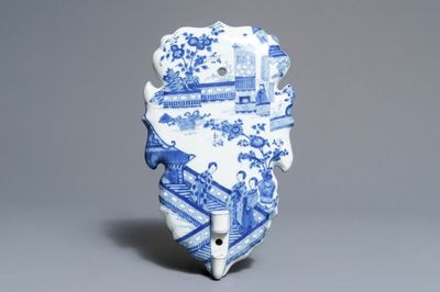 Une rare applique murale en porcelaine de Chine bleu et blanc, Kangxi