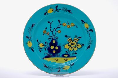 Une rare assiette en faïence Delft polychrome à fond turquoise, 18ème
