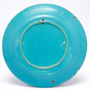 Une rare assiette en faïence Delft polychrome à fond turquoise, 18ème — photo 2