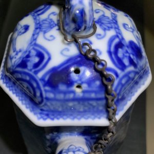 Une rare cafetière en porcelaine de Chine bleu et blanc à décor "La déesse Europe et le taureau", Kangxi — photo 15