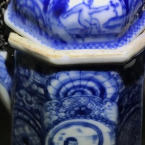 Une rare cafetière en porcelaine de Chine bleu et blanc à décor "La déesse Europe et le taureau", Kangxi — photo 16