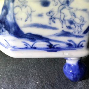 Une rare cafetière en porcelaine de Chine bleu et blanc à décor "La déesse Europe et le taureau", Kangxi — photo 20