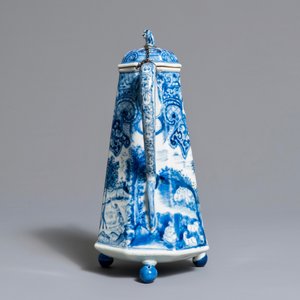Une rare cafetière en porcelaine de Chine bleu et blanc à décor "La déesse Europe et le taureau", Kangxi — photo 2