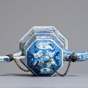 Une rare cafetière en porcelaine de Chine bleu et blanc à décor "La déesse Europe et le taureau", Kangxi — photo 6