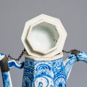 Une rare cafetière en porcelaine de Chine bleu et blanc à décor "La déesse Europe et le taureau", Kangxi — photo 7