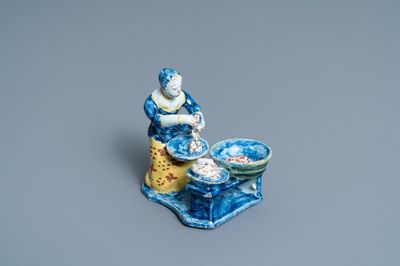 Une rare statue d'une bouchère préparant les saucisses en faïence polychrome de Delft, 18ème