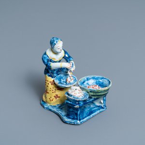 Une rare statue d'une bouchère préparant les saucisses en faïence polychrome de Delft, 18ème — photo 1