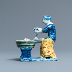 Une rare statue d'une bouchère préparant les saucisses en faïence polychrome de Delft, 18ème — photo 6