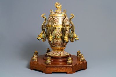 Une réplique du sismographe de Zhang Heng en émaux cloisonnés, Chine, 20ème