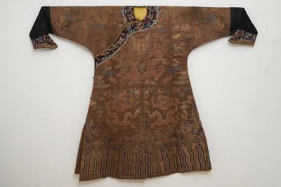 Une robe à décor de huit dragons sur fond brun en soie brodée, Chine, Qianlong