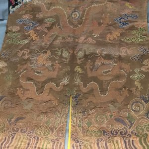 Une robe à décor de huit dragons sur fond brun en soie brodée, Chine, Qianlong — photo 11