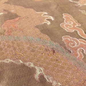 Une robe à décor de huit dragons sur fond brun en soie brodée, Chine, Qianlong — photo 18