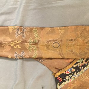 Une robe à décor de huit dragons sur fond brun en soie brodée, Chine, Qianlong — photo 20