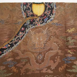 Une robe à décor de huit dragons sur fond brun en soie brodée, Chine, Qianlong — photo 2