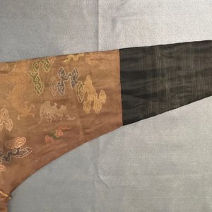 Une robe à décor de huit dragons sur fond brun en soie brodée, Chine, Qianlong — photo 30