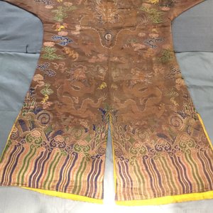 Une robe à décor de huit dragons sur fond brun en soie brodée, Chine, Qianlong — photo 31