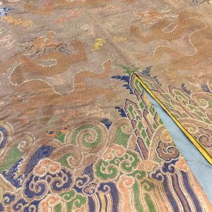 Une robe à décor de huit dragons sur fond brun en soie brodée, Chine, Qianlong — photo 32