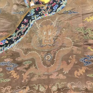 Une robe à décor de huit dragons sur fond brun en soie brodée, Chine, Qianlong — photo 10
