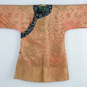 Une robe chinoise au fond orange aux dragons, 19ème — photo 1