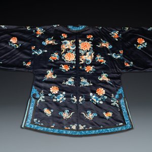 Une robe de femme en soie brodée à décor de papillons et fleurs, Chine, 19ème — photo 2