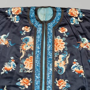 Une robe de femme en soie brodée à décor de papillons et fleurs, Chine, 19ème — photo 6