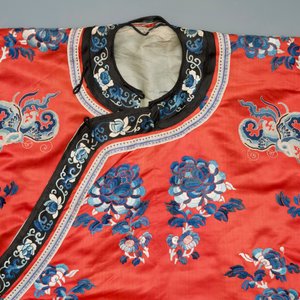 Une robe de femme informelle en soie rouge brodée, Chine, 19ème — photo 3